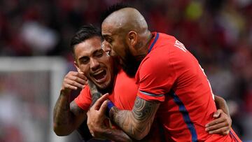 Marcos Bolados y Arturo Vidal celebran ante Suecia.