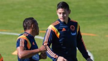 James Rodríguez (d) y Camilo Zúñiga (i).