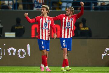 2-2. Antoine Griezmann celebra el segundo gol que marca en el minuto 36 de encuentro con Rodrigo de Paul.