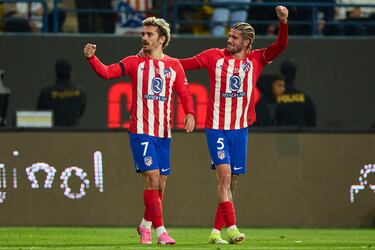 2-2. Antoine Griezmann celebra el segundo gol  que marca en el minuto 36 de encuentro con Rodrigo de Paul.