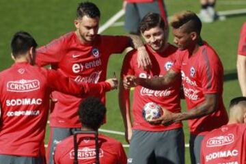 La selección chilena entrenó ante los hinchas en el Estadio Nacional, iniciativa para ayudar a Tocopilla.