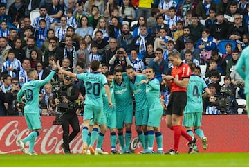 Real Sociedad 1-2 Barcelona | Perfecto pase de Busquets para Messi a la espalda de la defensa que le dejó solo ante Remiro, pero cedió la pelota a Suárez para que la empuje a placer.