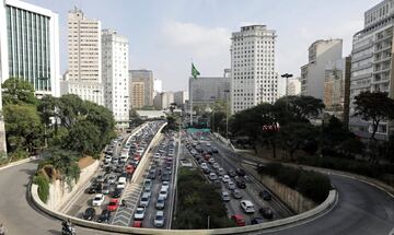 Una gran avenida de Sao Paulo en Brasil antes de un partido de la selección brasileña.
