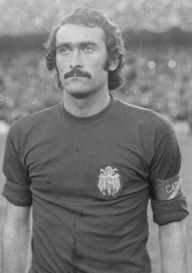 Convocado para acudir al Mundial de Inglaterra 1966, hizo su debut en el primer partido de dicho campeonato. Y tuvo premio: marcó el tanto español. Comenzaba una trayectoria que acabaría al final de otro Mundial: el de Argentina 1978.