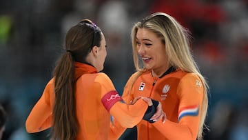 Silver medallist Netherlands' Jutta Leerdam (R) celebrates with gold medallist Netherlands' Femke Kok after competing in the speed skating women's 500m during the Milano Cortina 2026 Winter Olympic Games at Milano Speed Skating Stadium in Milan on February 15, 2026. (Photo by Daniel MUNOZ / AFP)