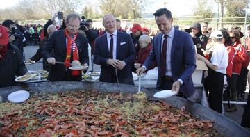 Robert Sarver, Andy Kohlberg y Steve Nash, repartiendo paella en Mallorca.