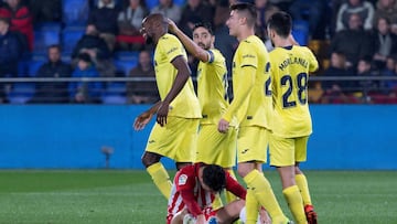 GRAF2381. VILLARREAL, 05/12/2018.- El delantero camerunés del Villarreal Karl Toko Ekambi (i) celebra uno de sus cuatro goles ante el Almería, durante el partido de vuelta de los dieciseisavos de final de la Copa del Rey que se juega esta no