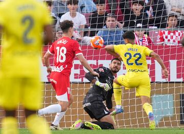 El portero del equipo giron¨ª sigue siendo el protagonista de un equipo que no acaba de tener pegada. Gazzaniga sostuvo al equipo hasta el tiempo a?adido, media permanencia ser¨¢ suya.