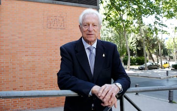 Jos Luis Prez-Pay nos dej en agosto, a los 94 a?os, despus de una vida plena dedicada al ftbol espa?ol. Era integrante de la Asociacin de Veteranos del Real Madrid, club en el que jug de 1953 a 1957, conquistando dos Copas de Europa (1956 y 1957) junto a Di Stfano y Gento. De blanco tambin gan dos Ligas y dos Copas Latinas. Previamente haba militado en el Atltico de Madrid, de 1950 a 1953, ganando una Liga y una Copa Eva Duarte. En el club colchonero form parte de la delantera de cristal, junto a Juncosa, Ben Barek, Carlsson y Escudero. En su primera temporada marc 14 goles en 26 partidos, con los que contribuy a conquistar el ttulo liguero del Atleti en 1950. Sus primeros pasos los haba dado en la Real Sociedad, de donde lleg del equipo de su tierra, el Alcoyano. Se retir con la camiseta del Madrid en 1957. Tras colgar las botas, durante los a?os 60 fue asesor tcnico del Castelln y directivo de la Federacin Valenciana de Ftbol. Eso le dio un bagaje para convertirse en 1970 en presidente de la Real Federacin Espa?ola de Ftbol, cargo que ostent hasta 1975.
