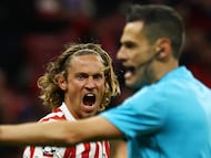 Soccer Football - UEFA Champions League - Atletico Madrid v Bodo/Glimt - Riyadh Air Metropolitano, Madrid, Spain - January 28, 2026 Atletico Madrid's Marcos Llorente remonstrates with referee Maurizio Mariani REUTERS/Susana Vera