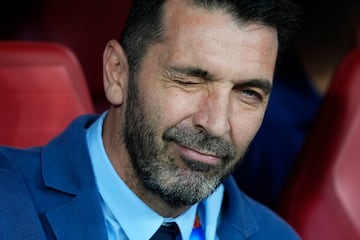 El mítico exportero italiano Gianluigi Buffon guiña el ojo antes del partido entre Croacia e Italia. 