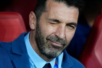El mítico exportero italiano Gianluigi Buffon guiña el ojo antes del partido entre Croacia e Italia.