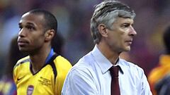 Thierry Henry y Arsene Wenger sobre el c&eacute;sped de Saint Denis tras perder contra el Barcelona la final de la Champions League de 2006.