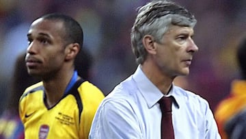 Thierry Henry y Arsene Wenger sobre el césped de Saint Denis tras perder contra el Barcelona la final de la Champions League de 2006.