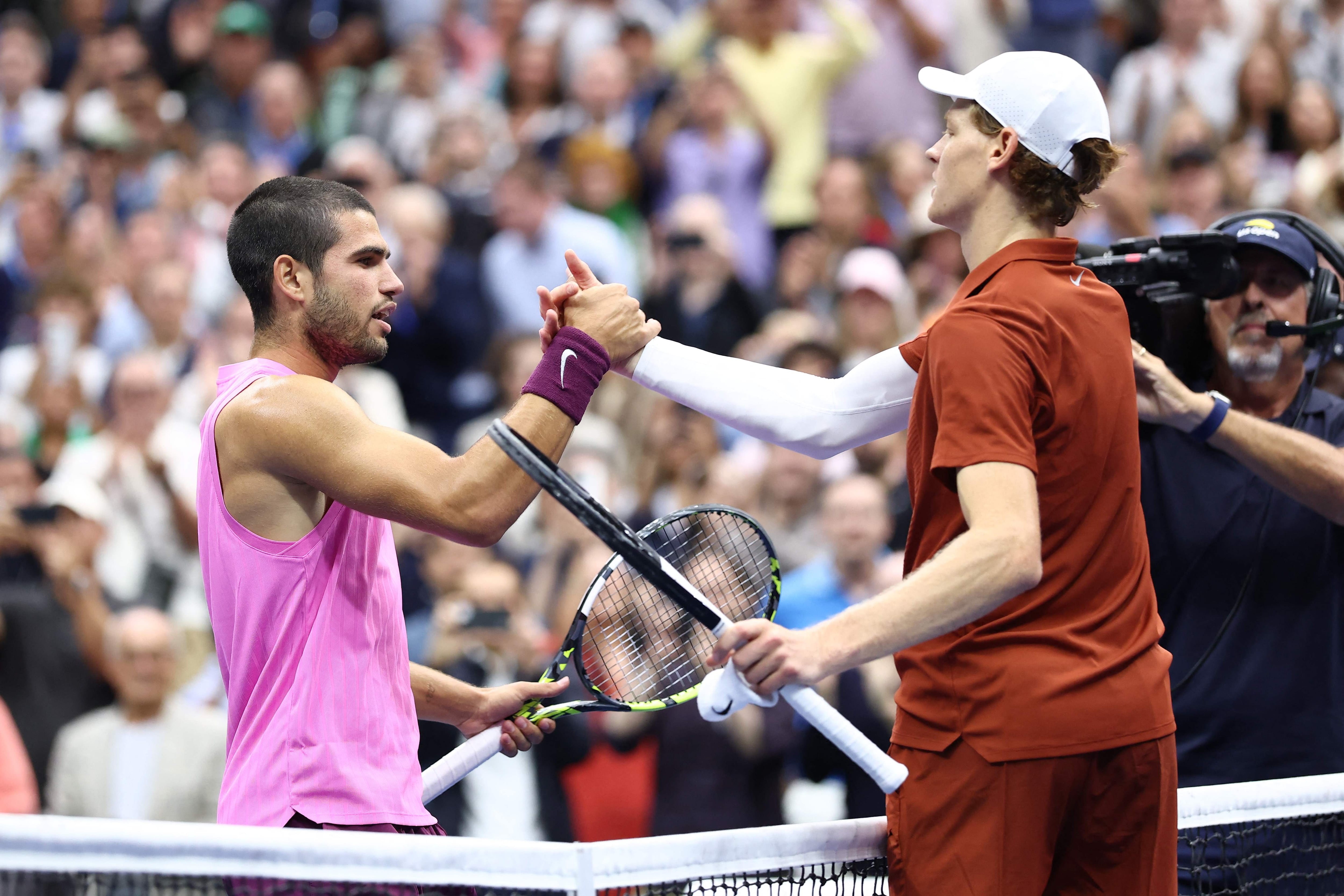 Carlos Alcaraz y Jannik Sinner, tras la final del US Open 2025.