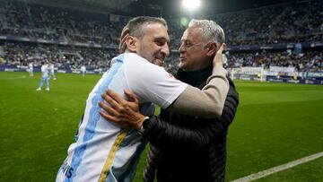 Pellicer saluda en los prolegómenos del Málaga - Tenerife a Ibon Navarro, técnico del Unicaja, que fue homenajeado por su título de Copa del Rey.