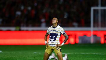 AME3220. GUADALAJARA (MÉXICO), 24/08/2024.- Ismael Ergas de Pumas lamenta la derrota ante Atlas, este sábado durante un partido correspondiente a la jornada 3 del Torneo Apertura 2024 de la liga del fútbol mexicano, disputado en el Estadio Jalisco, en Guadalajara (México). EFE/ Francisco Guasco