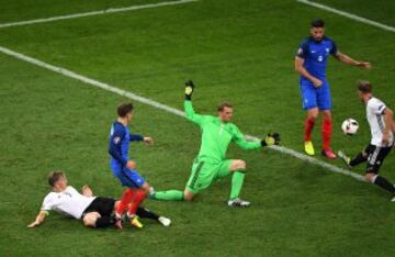 Griezmann puts Les Bleus 2-0 up.