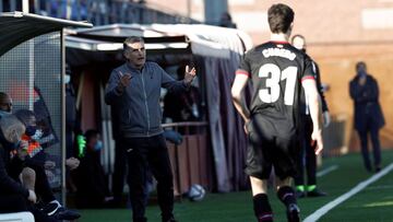 El entrenador del Eibar, Jos&eacute; Luis Mendilibar, durante el partido ante el Navalcarnero.