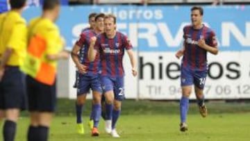 Javi Lara celebra el gol.