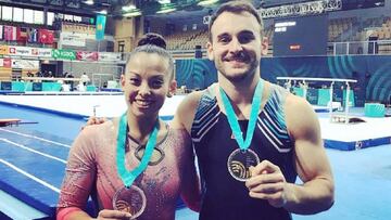 Franchesca Santi y Tom&aacute;s Gonz&aacute;lez posan sus medallas.