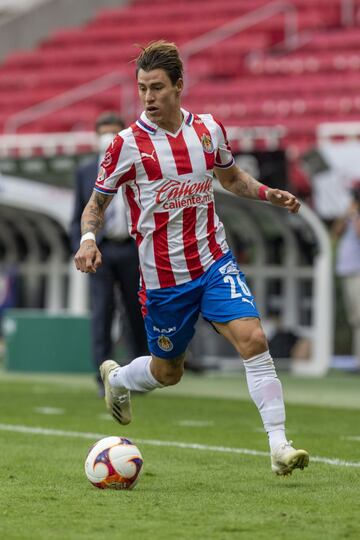 El 'Chicote' es canterano del Atlas y como todo buen prospecto de La Academia, tras unas temporadas buenas, lo vendieron, Necaxa se quedó con él. Con ellos volaba por las bandas, llegó a una semifinal para después fichar con Chivas. Ahí no ha logrado consolidarse. Sus goles en liguilla contra el América lo mantuvieron en el Rebaño.
