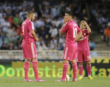 Benzema y James, con Modric al fondo, se disponen a sacar de centro después de uno de los goles de la Real Sociedad en uno de los pocos partidos de la temporada 2014-2015 que el Real Madrid vistió la camiseta fucsia.