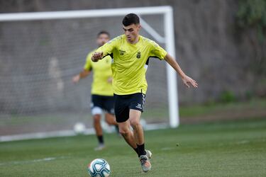 En 2018 fichó por el juvenil de Las Palmas y la temporada siguiente se incorporó al primer equipo.