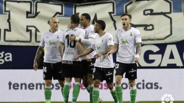 Pombo, Mboula, Juergen y Dani Fern¨¢ndez, del Racing, felicitan a ??igo Vicente tras marcar en La Rosaleda.