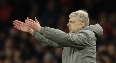 Record breaking Chelsea march on as Zlatan bags 17th for United