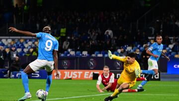 Naples (Italy), 12/12/2023.- Napoli'Äôs forward Victor Osimhen (L) scores the 2-0 goal during the UEFA Champions League group C soccer match between SSC Napoli and Sporting de Braga in Naples, Italy, 12 December 2023. (Liga de Campeones, Italia, Nápoles) EFE/EPA/CIRO FUSCO
