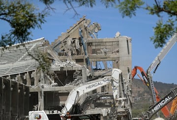 Con la tercera grada demolida casi en su totalidad, las obras de remodelaci車n del Camp Nou avanzan hasta el momento seg迆n los plazos establecidos.