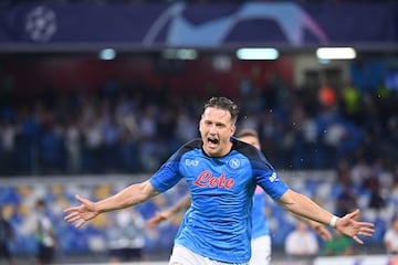 1-0. Piotr Zielinski celebra el primer gol que marca de penalti.