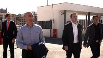 <b>ASESORÍA. </b>Rubiales y sus ayudantes, antes de la reunión de ayer con los jugadores del Rayo.