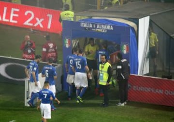 La suspensión momentánea del Italia-Albania por las bengalas