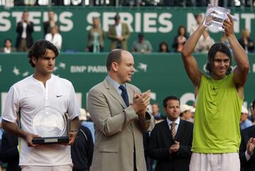 En una rivalidad que comenzaba a ser histórica, Rafa derrotó por 6-2, 6-7, 6-3 y 7-6 al número uno del mundo... Un tal Roger Federer. Su cuarta victoria en cinco partidos, caía su decimocuarto título cuando todavía no tenía ni 20 años. 