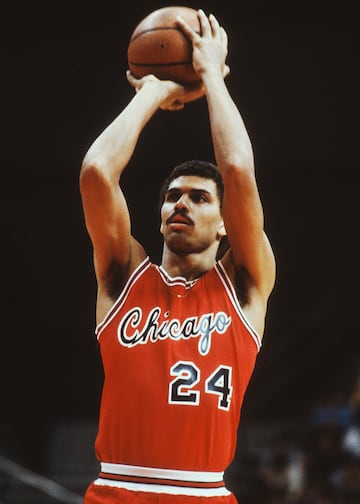 Apodado "Riverboat Reggie" disput¨® 13 temporadas en la NBA pasado por numerosas franquicias. En los Bulls estuvo desde 1978 hasta 1984. Los de Chicago lo eligieron en la novena posici¨®n del Draft de 1978. Fue 2 veces Elegido para el All-Star de la NBA (1981, 1983), 1 vez Mejor Equipo de Novatos de la NBA y 1 vez Jugador de la Semana en la NBA.
