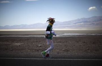 217 km con salida en la Cuenca Badwater (85 m. bajo el nivel del mar) y llegada en el Monte Whitney (4.421 m.) con temperaturas de 49º a la sombra.