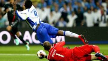 Imagen del penalti de Neuer a Jackson Martínez.