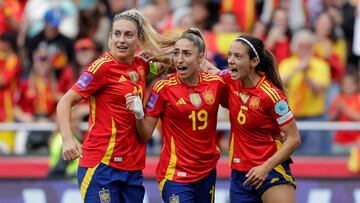 A CORUÑA (GALICIA), 16/07/2024.- Aitana Bonmatí (d) celebra su gol con Alexia Putellas (i) y Olga Carmona (c) durante el partido correspondiente a la última jornada de la clasificación para la Eurocopa Femenina, entre las selecciones de España y Bélgica, este martes en el Estadio de Riazor de A Coruña (Galicia). EFE/ Cabalar
