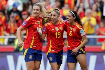 A CORUÑA (GALICIA), 16/07/2024.- Aitana Bonmatí (d) celebra su gol con Alexia Putellas (i) y Olga Carmona (c) durante el partido correspondiente a la última jornada de la clasificación para la Eurocopa Femenina, entre las selecciones de España y Bélgica, este martes en el Estadio de Riazor de A Coruña (Galicia). EFE/ Cabalar
