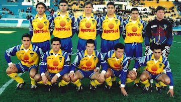 24-04-25. ALINEACIÓN DEL CÁDIZ EN LA TEMPORADA 1994-95, EN SEGUNDO B, CON ASIER GARITANO, AGACHADO EL PRIMERO POR LA DERECHA.
