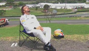 Alonso sentado en una silla tras abandonar la clasificación el GP de Brasil por problemas mecánicos en su Mclaren-Honda en una imagen que daría la vuelta al mundo y que define la temporada.