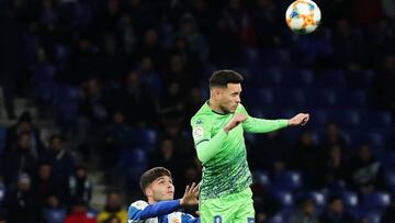 Sanabria pelea un bal&oacute;n con Lluis en el partido entre Espanyol y Betis.