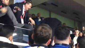 ¡De locos! El presidente del Fenerbahce salta a la grada y empieza a pegarse con sus fans