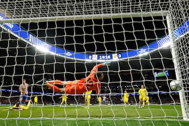 Sorloth se eleva con potencia para rematar el centro diagonal de Hancko tras la descarga de Julián, conectando un cabezazo preciso que se cuela pegado al palo izquierdo. 