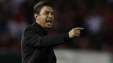El técnico de River dará la cara después de la polémica que se desató tras desobedecer en Porto Alegre la sanción que le impuso la Conmebol.