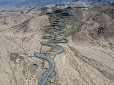 La carretera en zigzag en las montañas del Pamir, Xinjiang, China.