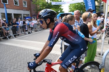 El corredor del Ineos se mostró feliz y compartió con la gente en el inicio de la etapa 1 del Tour de Dinamarca