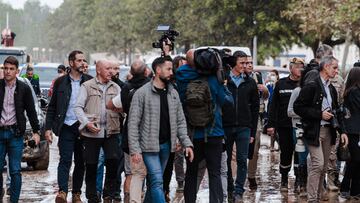 El presidente del Gobierno, Pedro Sánchez, durante su visita a una zona afectada por la DANA, a 3 de noviembre de 2024, en Paiporta, Valencia, Comunidad Valenciana (España). Los Reyes han visitado, junto al presidente del Gobierno y presidente de la Generalitat valenciana, algunas de las zonas afectadas por la DANA, que el pasado 29 de octubre arrasó la provincia de Valencia y que deja ya una cifra de más de 210 fallecidos.
03 NOVIEMBRE 2024
Carlos Luján / Europa Press
03/11/2024
